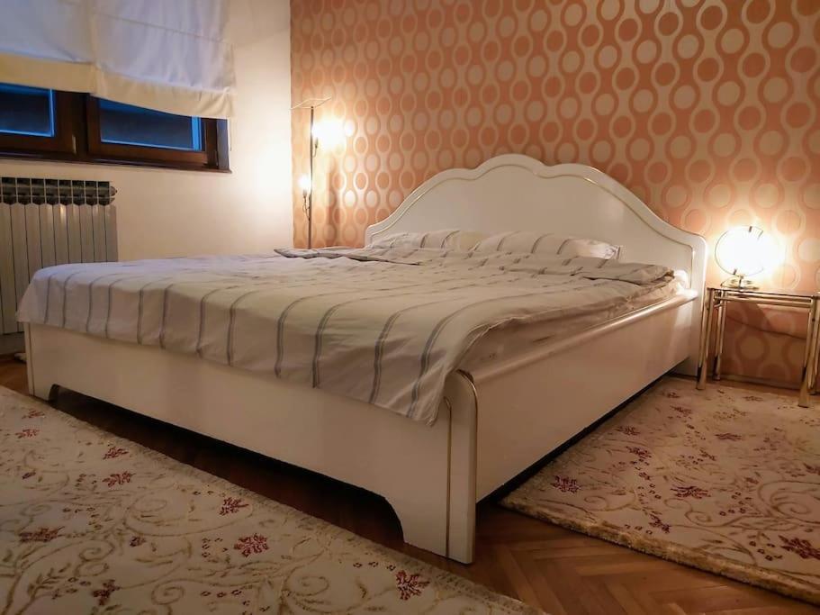 Spacious Condo Near Bascarsija - Free Parking Sarajevo Exterior photo